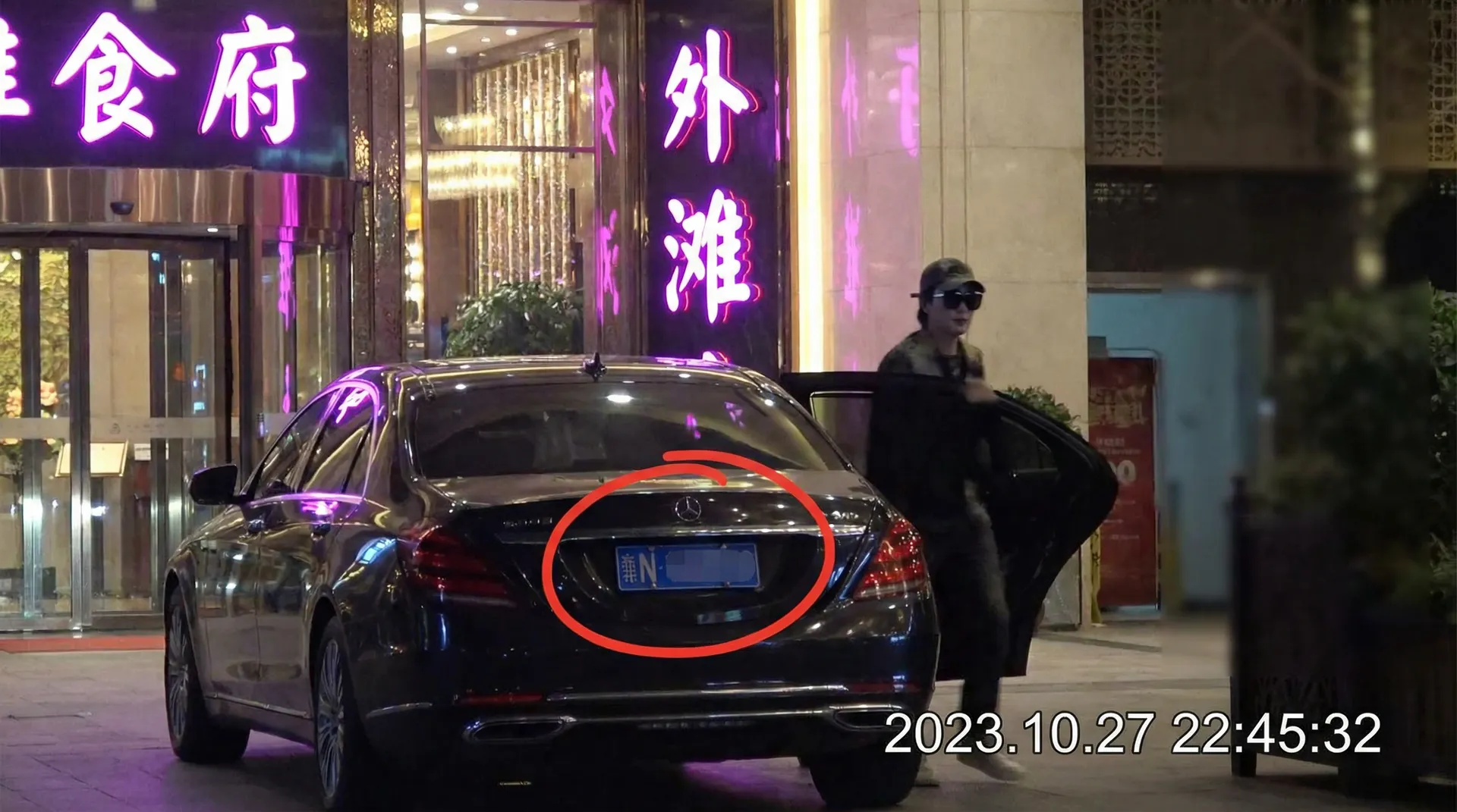 捷克上金钱搭讪 - 豪车餐厅外被拍